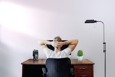 Tu cuerpo también trabaja: El lenguaje oculto que define tu éxito profesional