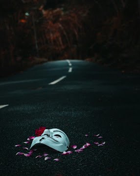 La Máscara en el Amor: Fingir para que no te Dejen, Perderte para que te Quieran