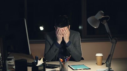 La Máscara del Complaciente: Cuando Decir “Sí” Significa Traicionarte a Ti Mismo
