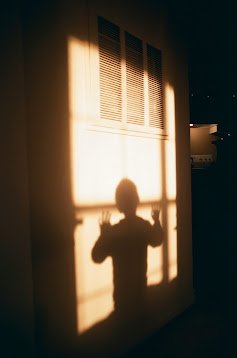 La Sombra del Niño: Abrazando lo que Negamos para Recuperar Nuestra Luz